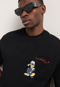 KARL LAGERFELD DISNEY POCKET - Nyomott mintás póló - black