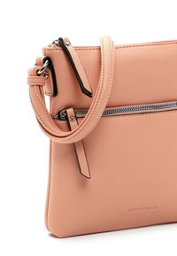Borsa a tracolla in pelle pesca con zip superiore, dettagli neri e tracolla staccabile. Presenta una tasca frontale con zip e superficie testurizzata.