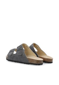 Sandalias de ante gris con dos hebillas ajustables, punta abierta y una plantilla de corcho. Cuenta con una suela de goma negra texturizada para mayor agarre.