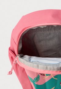 Zaino in tessuto rosa con chiusura a coulisse, dotato di un interno grigio chiaro e di un design fantasioso di sirena all'esterno.