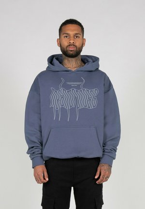 Hettegenser i mørk blått stoff, med et hvitt grafisk design foran og kengurulomme. Teksturert finish, avslappet passform.
