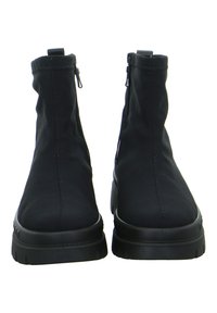 Bottes noires à la cheville avec un dessus en tissu lisse, des fermetures éclair sur le côté, un bout arrondi et une semelle en caoutchouc épaisse dotée d'un motif de bande de roulement texturé.