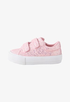 Roze glitter sneakers met klittenbandsluitingen, voorzien van een gestructureerde bovenkant en een witte rubberen zool voor grip. Ronde neus en laag model.