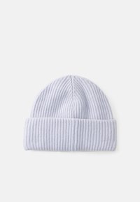 Gorro de punto en azul claro con textura acanalada. Presenta un dobladillo vuelto y una parte superior redondeada. Material suave que asegura un ajuste ceñido.