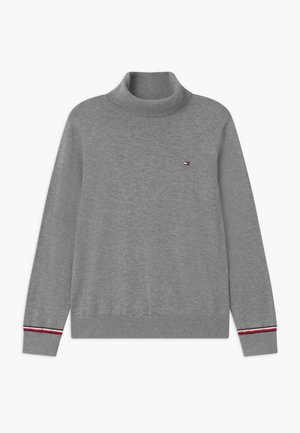Pull gris à manches longues avec col roulé, petit logo brodé sur la poitrine et bandes rouges, blanches et noires sur les poignets.