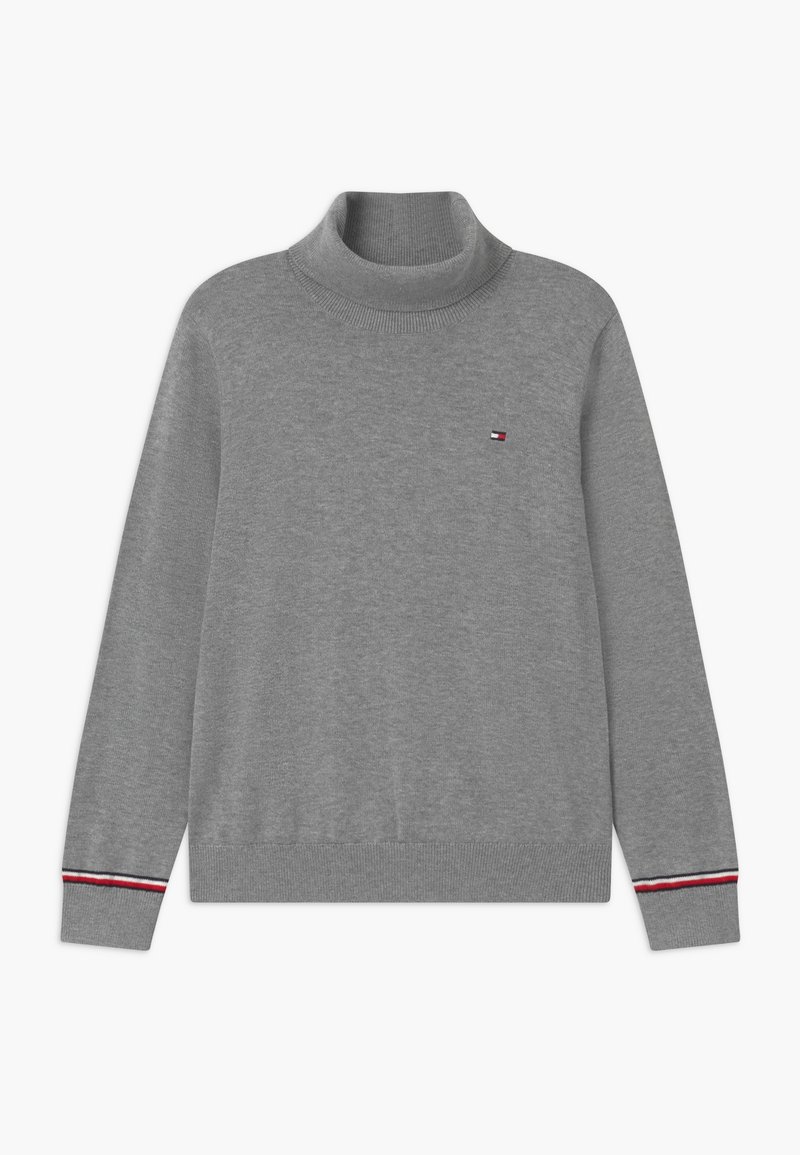 Pull gris à manches longues avec col roulé, petit logo brodé sur la poitrine et bandes rouges, blanches et noires sur les poignets.