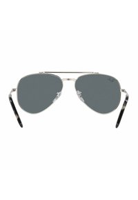 Occhiali da sole aviator grigi con montatura metallica argento, lenti scure e punte delle aste in acetato nero. Presentano naselli regolabili.