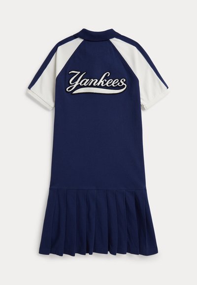 Granatowo-biała sukienka z krótkim rękawem, plisowaną spódnicą i haftowanym napisem "Yankees" w stylu pisma na plecach.