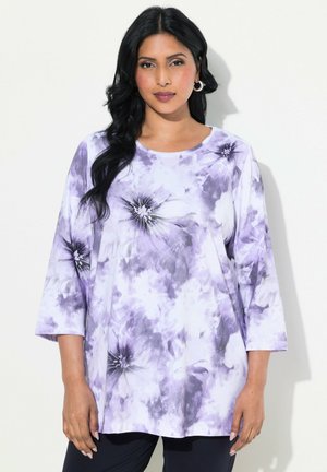 Paarse en witte tie-dye lange mouw top met bloemenprint, ronde halslijn en versieringen. Zachte stof en losse pasvorm.