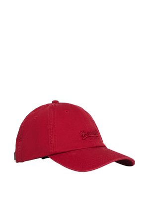 Cappellino in cotone rosso con visiera curvata, logo ricamato sul davanti, fori di ventilazione e cinturino regolabile sul retro.