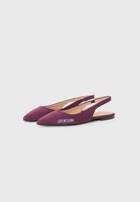 Ibolyaszínű textil slingback balerinák, hegyes orral és alacsony sarokkal. Az oldalukon egy "LOVE MOSCHINO" márkagyűjtő részlet található.