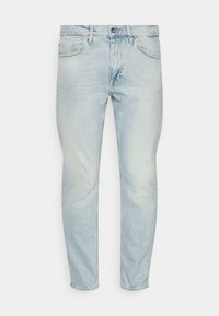 Jeans de denim azul claro con un diseño de pierna recta, que cuentan con un cierre de botón, cinco bolsillos y un ligero desvanecimiento en toda la prenda.