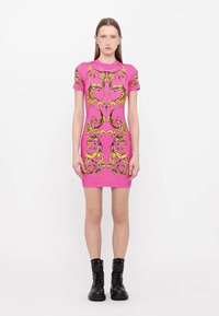 Abito aderente rosa con maniche corte, caratterizzato da motivi decorativi gialli. Include un collo a costine e un tessuto morbido e elastico.