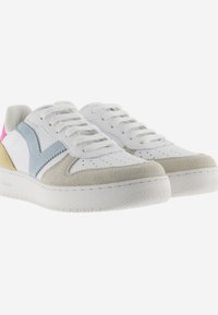 Weiße Sneakers mit Suede-Akzenten in Grau und Gelb, blauen Nähdetails und pinkem Fersenbereich. Texturierte Sohle mit durchlöchertem Zehenbereich.