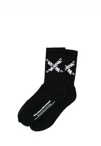Calcetines de algodón negros con textura acanalada, que presentan diseños gráficos blancos en patrón de "X" y texto de la marca a lo largo de la suela.