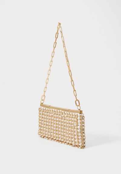 Goldene Handtasche mit einem perlenartigen Design, rechteckiger Form und einem stabilen Metallrahmen. Verfügt über einen langen Kettenriemen zum Tragen.