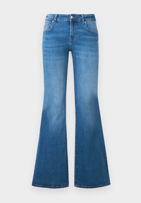 Jeans de mezclilla azules con corte acampanado y cintura media, cinco bolsillos y detalles desteñidos en los muslos. Acentos de hardware plateado en los botones.