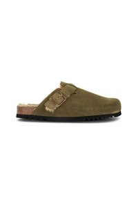Zoccolo verde in suede con soletta in sughero, cinturino regolabile, rivestimento in pelliccia e suola in gomma nera, caratterizzato da una parte superiore testurizzata e punta arrotondata.