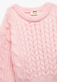 Suéter de punto rosa con un diseño de trenzas gruesas, cuello redondo y puños acanalados. Confeccionado en material suave, adecuado para niños de 6 a 9 años.