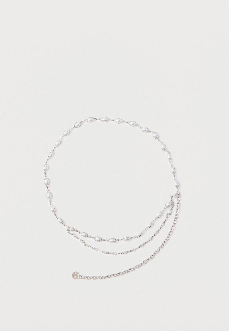 Colier din lanț argintiu cu perle false ovale și zale delicate, prezentând un design stratificat cu o estetică minimalistă.