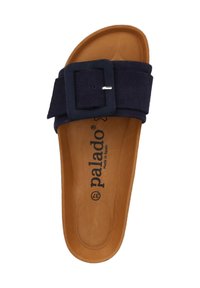Marineblauwe suède slider sandaal met een brede band met een grote vierkante gesp. Tan binnenzool met de merknaam ingebrand. Platte zool.