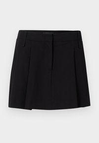 Czarna plisowana spódnica z płaskim paskiem, wykonana z gładkiego materiału, z bocznymi kieszeniami i prostym dołem.