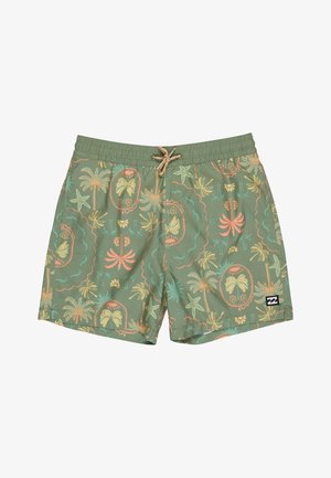 Biele dlhé tričko s ochranou proti vyrážkam s logom; zelené plavkové šortky s farebným motívom palmy a oceánu, elastický pás a šnúrka na stiahnutie.