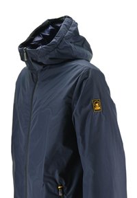 Giacca blu navy con cappuccio, dotata di chiusura con zip, tessuto testurizzato, tasca laterale con accento giallo e toppa con logo sulla manica.