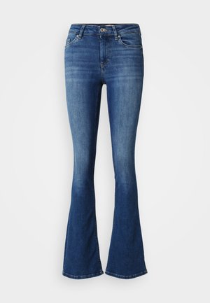 Jeans en denim bleu évasés avec un lavage moyen, présentant un design à cinq poches, une fermeture à bouton en métal, et des surpiqûres contrastées le long des coutures.