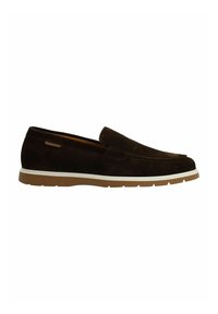 Donkerbruine suède instappers met een witte rubberen zool, met een moccasin-stijl ontwerp en gestikte details op de bovenkant.