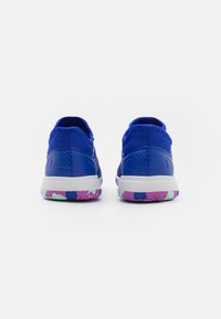 Scarpe atletiche blu con tomaia in rete, intersuola bianca e suola esterna a motivo viola, turchese e blu. Presentano un collare e un tallone imbottiti.