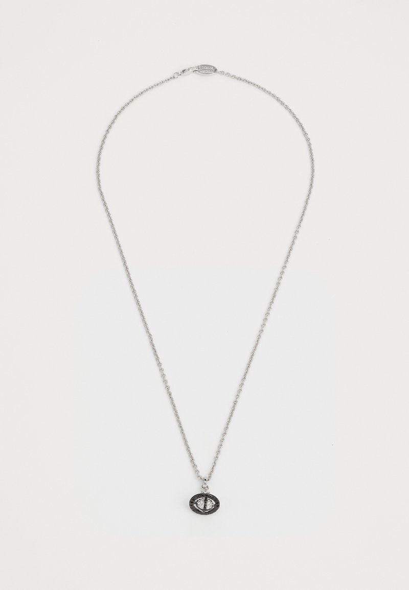 Ασήμι αλυσίδα κολιέ με οβάλ κρεμαστό σχηματισμό με υφή και κεντρική λεπτομέρεια από πολύτιμο λίθο, σε λευκό φόντο.