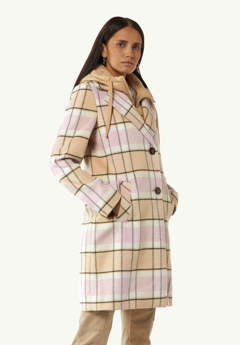 Geruit overcoat in tinten van roze, beige en wit, met een dubbelgebreeed ontwerp, capuchon en twee zijzakken.