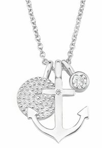 Collana d'argento con un pendente a forma di ancora, un disco circolare texturizzato e un accento di pietra preziosa trasparente, il tutto su una catena collegata.