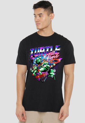 Schwarzes Baumwoll-T-Shirt mit buntem Grafikdruck von vier schildkröten in Aktion, mit dem Text "TURTLE Time" in lebendiger, stilisierter Schrift.