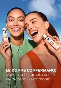 Due donne sorridenti davanti a un cielo blu, che tengono prodotti per la cura della pelle Nivea: un fluido beige in una bottiglia con pompa con dettagli dorati.