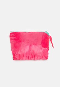 Rožinė nailoninė maišelis su baltu užtrauktuku ir turkio spalvos traukimo kilpele. Audinys turi subtilią tinklo tekstūrą ir šiek tiek susiraukšlėjusią išvaizdą.