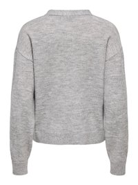 Maglione lavorato a maglia grigio chiaro a maniche lunghe con polsini, orlo a coste e scollo semplice e rotondo, mostrato da dietro.