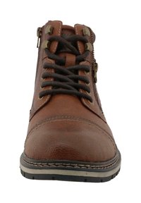 Bota de cuero marrón hasta el tobillo con punta redonda, costuras en contraste, acentos metálicos, cordones gruesos marrones y detalle de cremallera lateral.