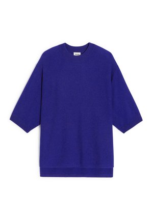 Paarse gebreide trui met een ronde halslijn, korte mouwen en een rechte zoom. Soepele textuur, vrijetijdslijn en minimale ontwerpelementen.