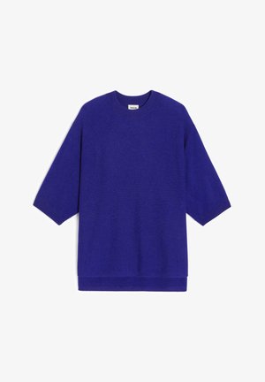 Paarse gebreide trui met een ronde halslijn, korte mouwen en een rechte zoom. Soepele textuur, vrijetijdslijn en minimale ontwerpelementen.