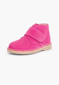 Bocanci de gleznă din sugru roz, cu o curea Velcro, vârf rotunjit și talpă din cauciuc de culoare maronie deschisă. Textură moale și design simplu.