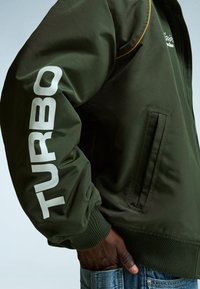 Bershka EMBROIDERED - Pilotska jakna - khaki