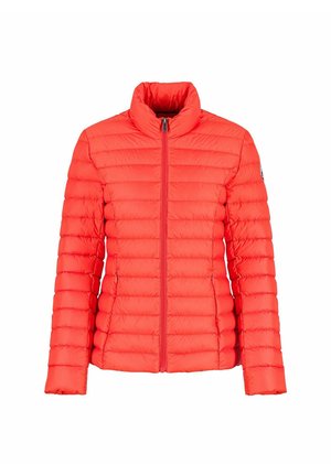 Rote Pufferjacke mit hohem Kragen, horizontal gequilteter Textur, Frontreißverschluss und langen Ärmeln. Hergestellt aus leichtem, isoliertem Material.