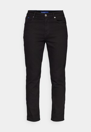 Jeans negri dintr-un material rezistent, cu o croială dreaptă, cinci buzunare, închidere prin buton și detalii de cusătură în contrast.