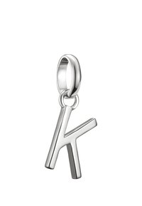 Silberanhänger in Form des Buchstabens "K" mit einem abgerundeten, polierten Ösenring zum Befestigen an einer Halskette oder einem Armband.