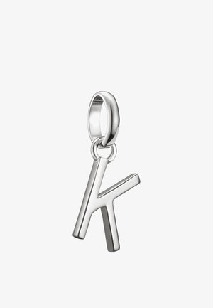 Pendentif en argent en forme de lettre "K" avec une bélière arrondie et polie pour attacher à un collier ou un bracelet.