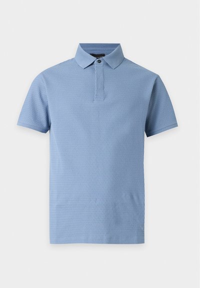 Polo bleu clair à manches courtes en tissu texturé, col classique et un seul bouton noir au niveau du col.