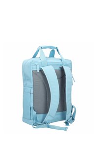 Zaino azzurro chiaro con spallacci imbottiti, pannello posteriore in rete, scomparti con zip e maniglie superiori duali; design elegante e rettangolare.