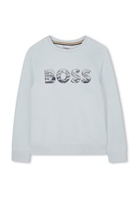 Sweatshirt azul claro em tecido macio com gola redonda, punhos canelados e "BOSS" impresso em um design escuro imitando padrões de madeira.